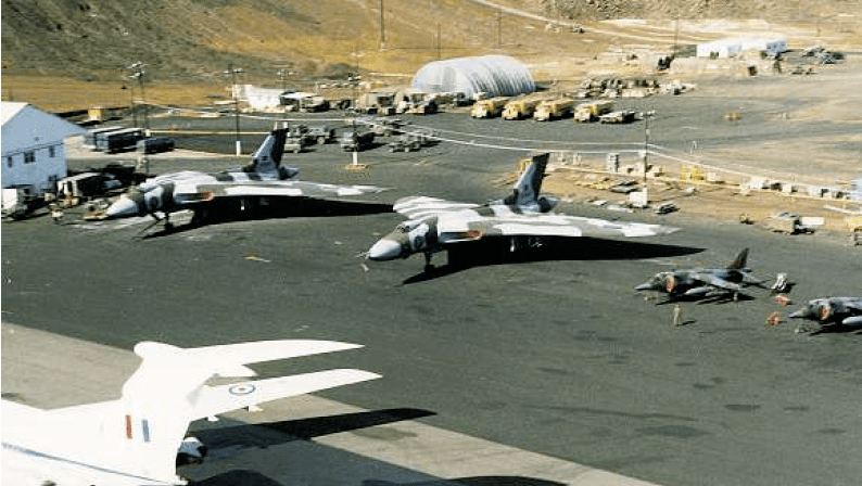 Avro Vulcan XM607 Operation Black Buck Royal Air Force Falklands War 1:144 #101 