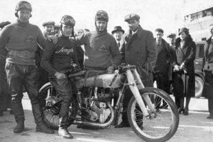 Record-breaking 346cc side-valve Jonghi at Monthhery 1933,  with Perrin, Jeannin and Andreino