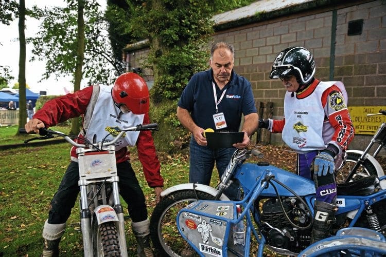 Editor Britton discusses the plan with Bert White – yes, there was actually a plan – while Dave Thomas checks tyre pressures.