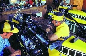 The Eagle has landed - Venezuela 1978, Derek 'Nobby' Clark on the left and Kel Carruthers working on Kenny Roberts' Goodyear Yamaha YZR500 (OW-35K).