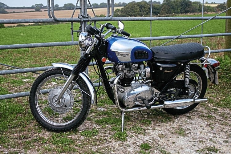An attractive hybrid with a whiff of mystery. This o.i.f. 650cc Bonneville has been modified with some 1960’ touches.