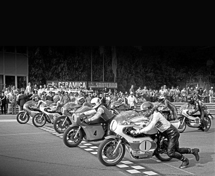 Twenty cylinders on the front row start to fire up for the race: Giacomo Agostini, Yamaha (1), Gianfranco Bonera, MV Agusta (4), Phil Read, MV Agusta (3), Teuvo Länsivuori, Yamaha (2), Barry Sheene, Suzuki (5). On the second row is Armando Toracca, Paton; Victor Palomo, Yamaha and Adu Celso Santos, Yamaha. 