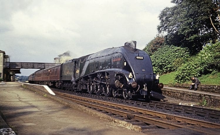 The fireman of A4 4-6-2 No. 60024 Kingfisher takes a breather at Gleneagles on August 22, 1966 during a stop of the 1.30pm Aberdeen – Glasgow Buchanan St service. 
