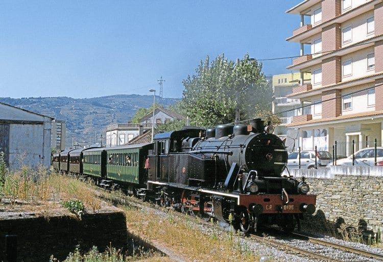 A fully loaded ‘Douro Historical Train’ leaves Régua on Sunday, September 11 behind 2-8-4T No. 0186.