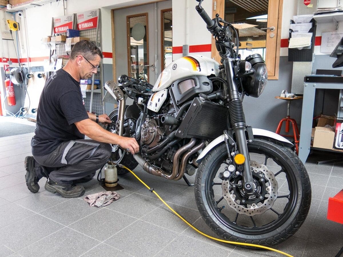 The XSR gets new rear brake fluid at Raff Moto in Biarritz.