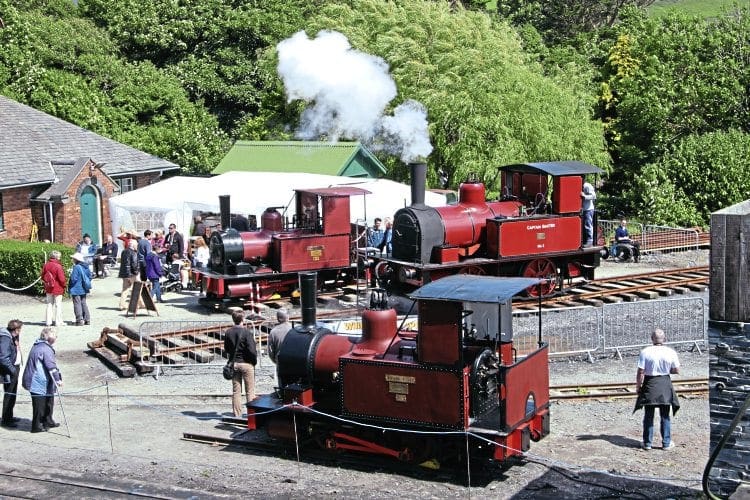 The Bluebell Railway’s standard gauge Fletcher, Jennings 158/1877 Captain Baxter (centre) in steam at 2ft 3in-gauge Talyllyn Railway’s Wharf station, flanked by 172L/1880 Townsend Hook (far side) and 173L/1880 William Finlay (near side). CLIFF THOMAS