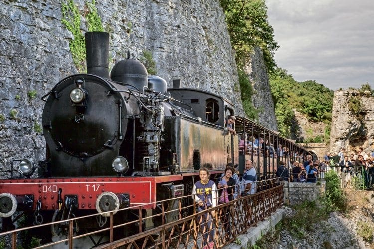 This photo stop location between the tunnels provides views of the Dordogne valley. Inset: The railway’s logo features the Mirandol tunnel. 