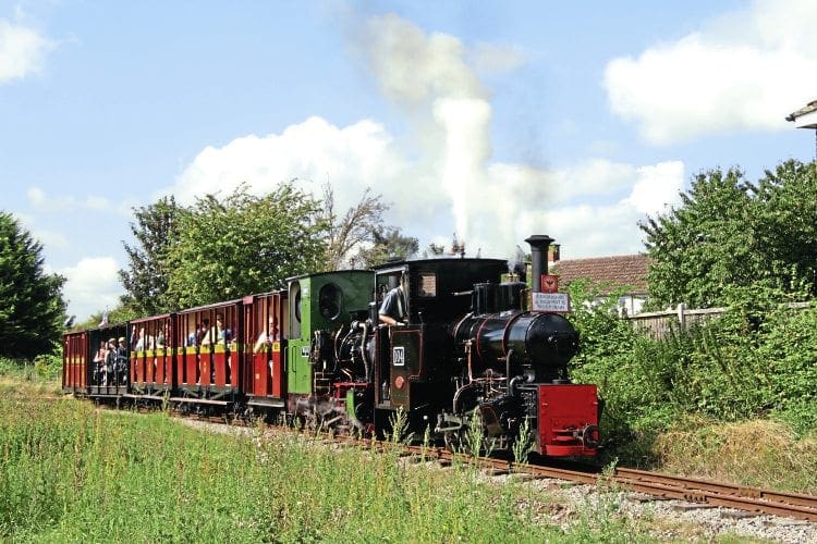 Moseley Railway Trust’s visiting Hudswell, Clarke ‘Ganges’ 0-6-0WT 1238/1916 No. 104 pilots Leighton Buzzard Railway’s O&K 0-4-0WT P C Allen at Vandyke Curve on August 29 during Leighton Buzzard Railway’s War Department Light Railway Centenary event. CLIFF THOMAS