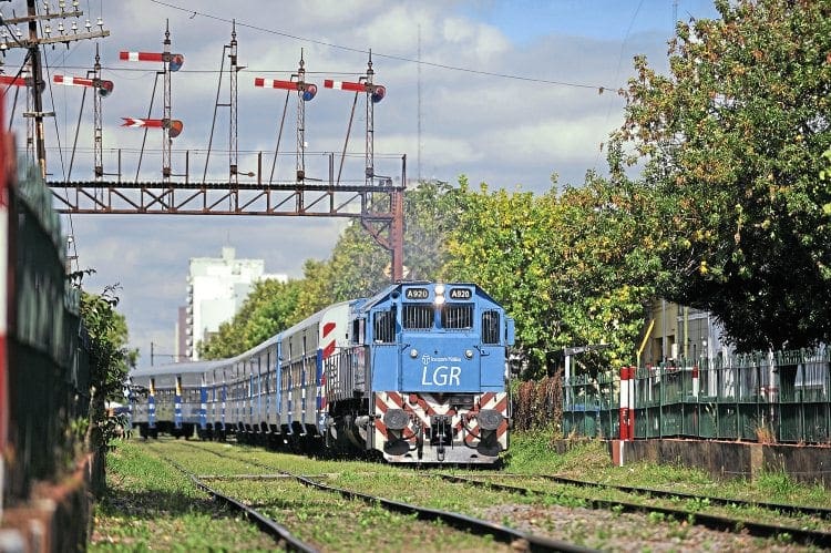 EMD-built GT22CW-2 A920 (constructed London, Ontario, Canada in 1998) in the new Transporte público blue livery, used in recent years. It is seen passing under a gantry of British-made semaphore signals, leaving La Plata on March 20, 2014, one of the last days of operation before the line shut for electrification – which two years later is not complete. DARIO SAIDMAN