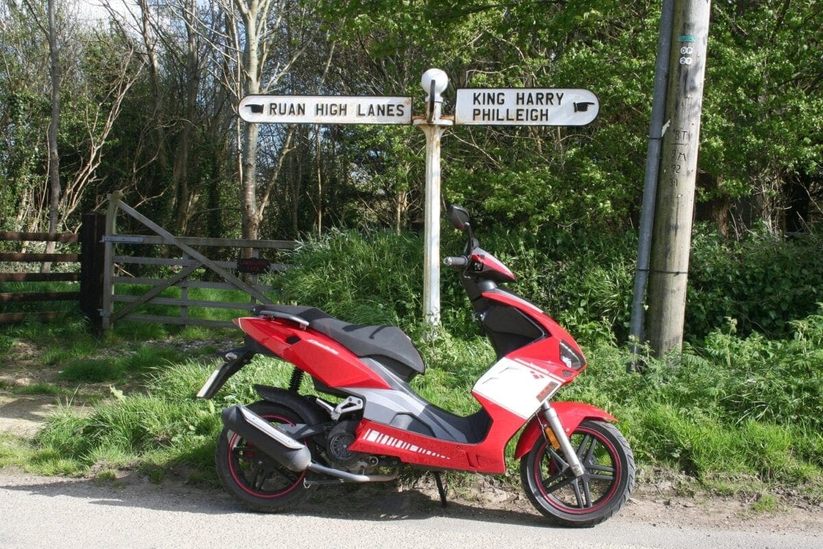 Ancient cast-iron fingerpost, on the way to King Harry