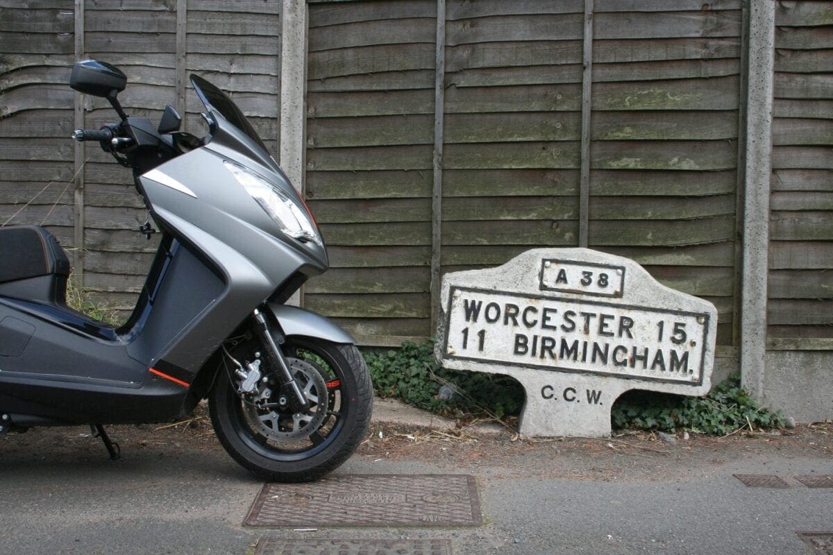 Tired old milepost, 11 miles from Brum